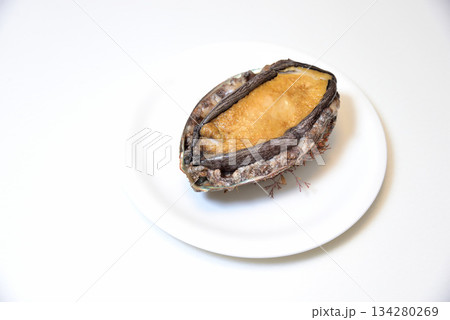 白い皿に載せたアワビ（三陸産） 134280269