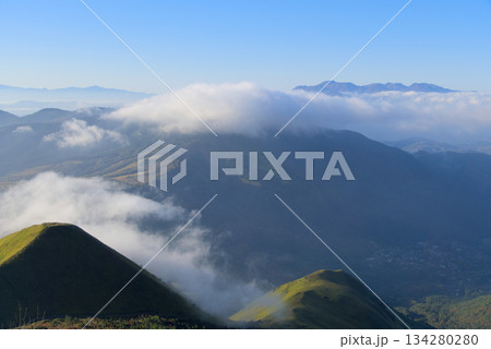 大分県の由布岳、中腹から望む飯盛ヶ城とくじゅう連山 大分県の由布岳、中腹から望む飯盛ヶ城とくじゅう連山 134280280