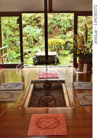 宝泉院の書院から眺める庭園 134280372