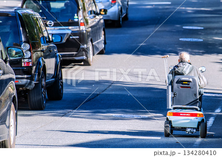 日本の横浜都市景観 師走…高齢化社会　シニアカーの高齢男性（マスク姿）…どこを走行しているのだろうか 134280410
