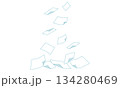 上から下へヒラヒラと舞い降り積もるたくさんのシンプルな白い紙イラスト（背景透過） 134280469