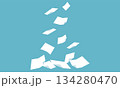 上から下へヒラヒラと舞い降り積もるたくさんのシンプルな白い紙イラスト（背景青色） 134280470