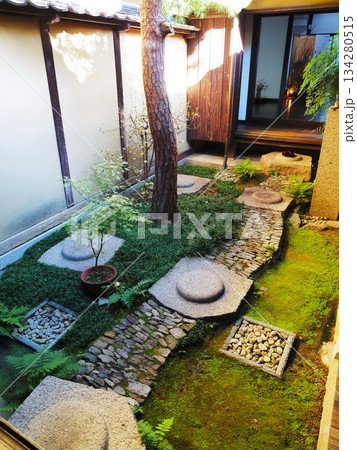 奈良県　ならまち格子の家の中庭　11月 134280515