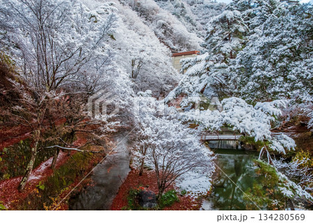 雪化粧した「下呂 考子ケ池」《岐阜県 下呂市》 134280569