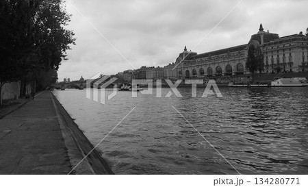 セーヌ川から見た川沿いの風景 134280771