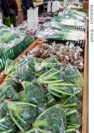 道の駅の売り場に並ぶ野菜 134280856