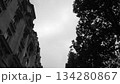 モノクロなヨーロッパの街並み 134280867