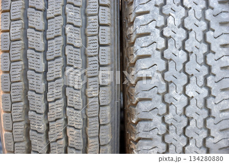 スタッドレスタイヤとノーマルタイヤの比較 スタッドレスタイヤとノーマルタイヤの比較 134280880