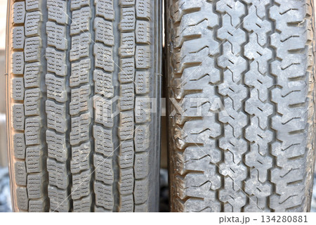 スタッドレスタイヤとノーマルタイヤの比較 スタッドレスタイヤとノーマルタイヤの比較 134280881