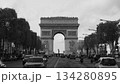 凱旋門をシャンゼリゼ通りから望む 134280895