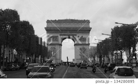 凱旋門をシャンゼリゼ通りから望む 134280895