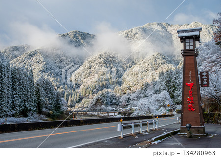 雪化粧した山々と下呂温泉歓迎塔《岐阜県 下呂市 中山七里 考子ケ池駐車場》 134280963