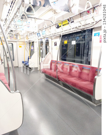 無人の地下鉄車内 134281048