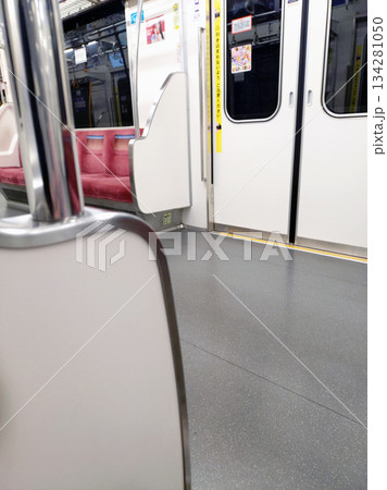 ガラガラの電車 134281050