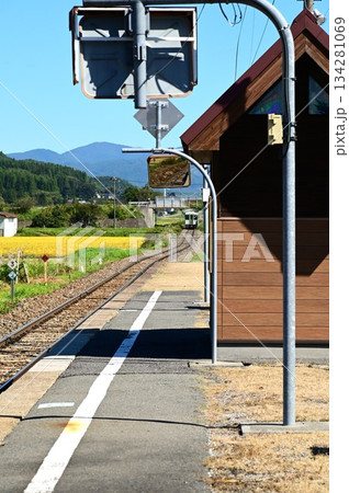 秋のJR釜石線 綾織駅 134281069