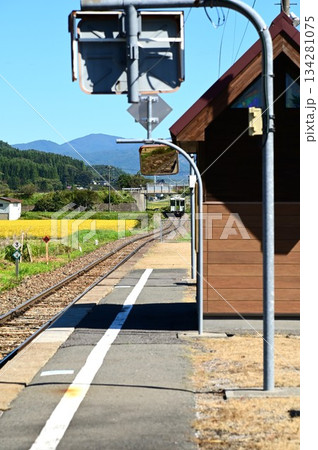 秋のJR釜石線 綾織駅 秋のJR釜石線 綾織駅 134281075