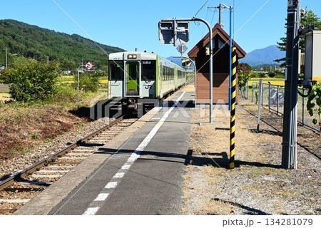 秋のJR釜石線 綾織駅 134281079