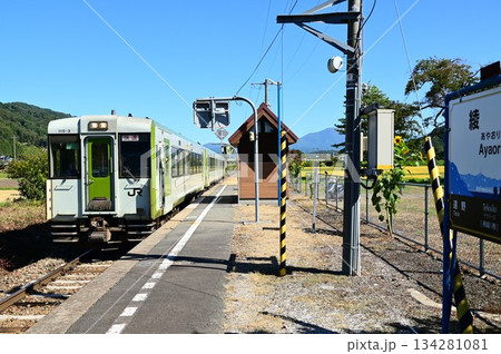 秋のJR釜石線 綾織駅 秋のJR釜石線 綾織駅 134281081