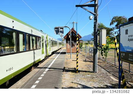 秋のJR釜石線 綾織駅 134281082