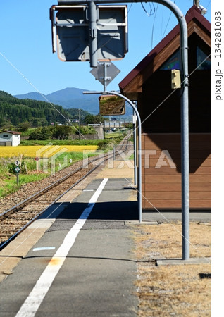 秋のJR釜石線 綾織駅 秋のJR釜石線 綾織駅 134281083