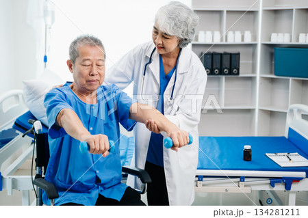 octor consulting with patient Back problems Physical therapy concept octor consulting with patient Back problems Physical therapy concept 134281211