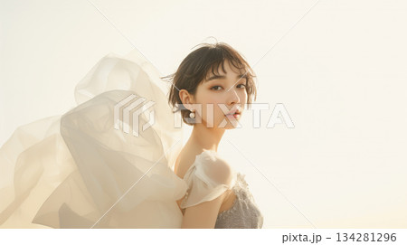 チュールドレスを着た美しい女性 134281296