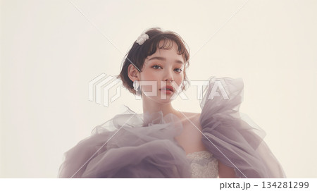 チュールドレスを着た美しい女性 134281299