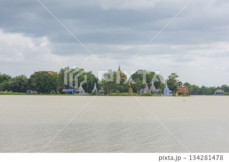 トンレバティ湖岸に並ぶパゴタ群 トンレバティ湖岸に並ぶパゴタ群 134281478