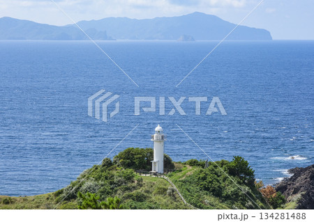 那久岬から見る那久岬灯台と西ノ島 134281488