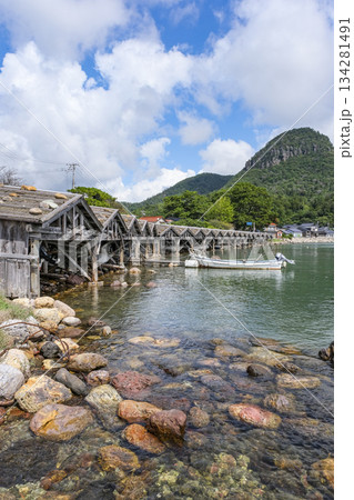 隠岐の島にある屋那の松原の舟小屋群 隠岐の島にある屋那の松原の舟小屋群 134281491