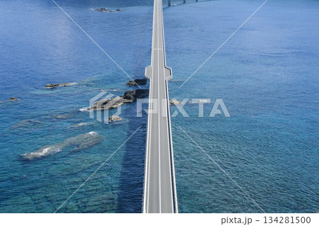 下甑島の鳥ノ巣山展望所眺める甑大橋 134281500