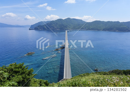 下甑島の鳥ノ巣山展望所眺める甑大橋 134281502