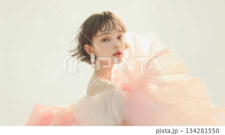 ピンクのチュールドレスを着た可愛い女性 134281550