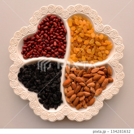 mix of different nuts 134281632