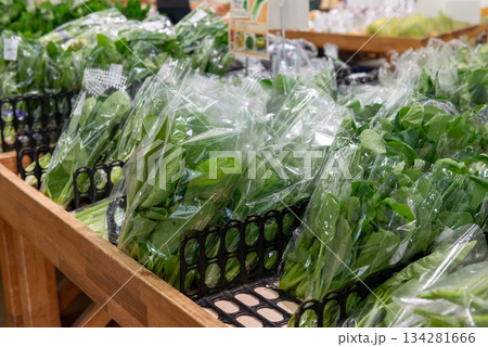 袋詰めされた葉物野菜が並ぶ売り場 134281666