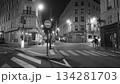 夜のパリの街角 134281703
