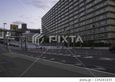 巨大な集合住宅と道路、高速道路入口の風景 134281835