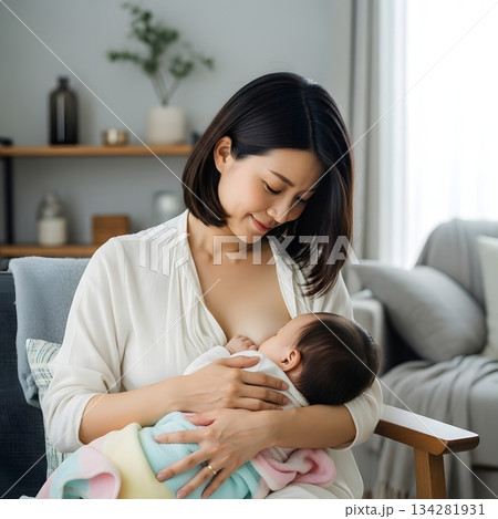 赤ちゃんにお乳をあげるお母さん 134281931