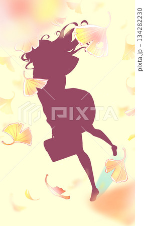 歩いている女子学生　セーラー服　シルエット　イチョウ 134282230