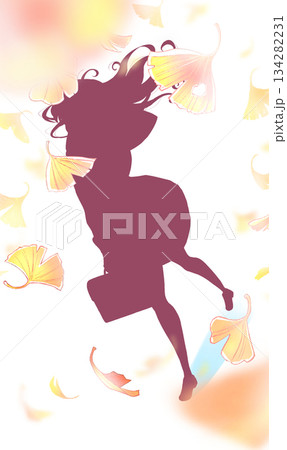 歩いている女子学生　セーラー服　シルエット　イチョウ 134282231