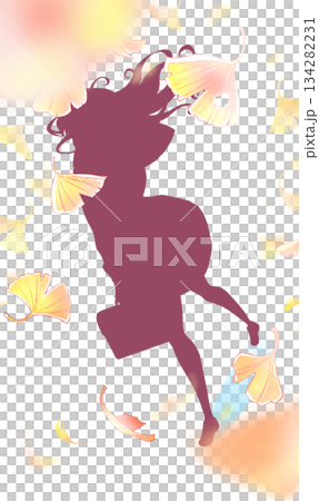 歩いている女子学生　セーラー服　シルエット　イチョウ 134282231