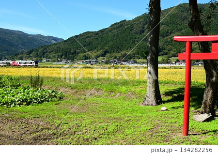 遠野の小さな神社から見える釜石線 遠野の小さな神社から見える釜石線 134282256