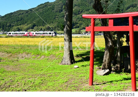 遠野の小さな神社から見える釜石線 遠野の小さな神社から見える釜石線 134282258
