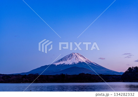 【山梨県】厳冬期の精進湖から望む富士山　夕景 134282332