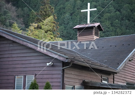 森の中にたたずむ教会 森の中にたたずむ教会 134282372