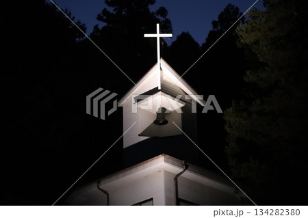 夜の森の教会 134282380