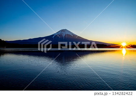 【静岡県】冬の田貫湖・富士山 日の出 【静岡県】冬の田貫湖・富士山 日の出 134282422