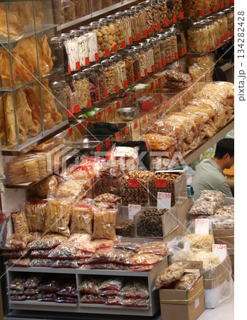香港・徳輔道西の高級乾物店で売られる高級食材。何に使われるか分からない乾物も多い 香港・徳輔道西の高級乾物店で売られる高級食材。何に使われるか分からない乾物も多い 134282428
