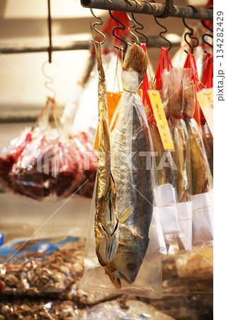 香港・徳輔道西で売られる塩干し魚(ハムユイ)。クサヤに似ていで臭いが美味。かつては安かったが今は高価 香港・徳輔道西で売られる塩干し魚(ハムユイ)。クサヤに似ていで臭いが美味。かつては安かったが今は高価 134282429
