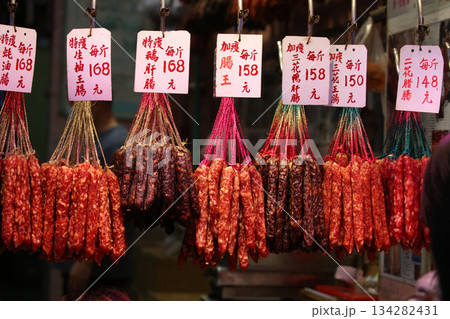 香港・徳輔道西で売られる中華ソーセージ 134282431